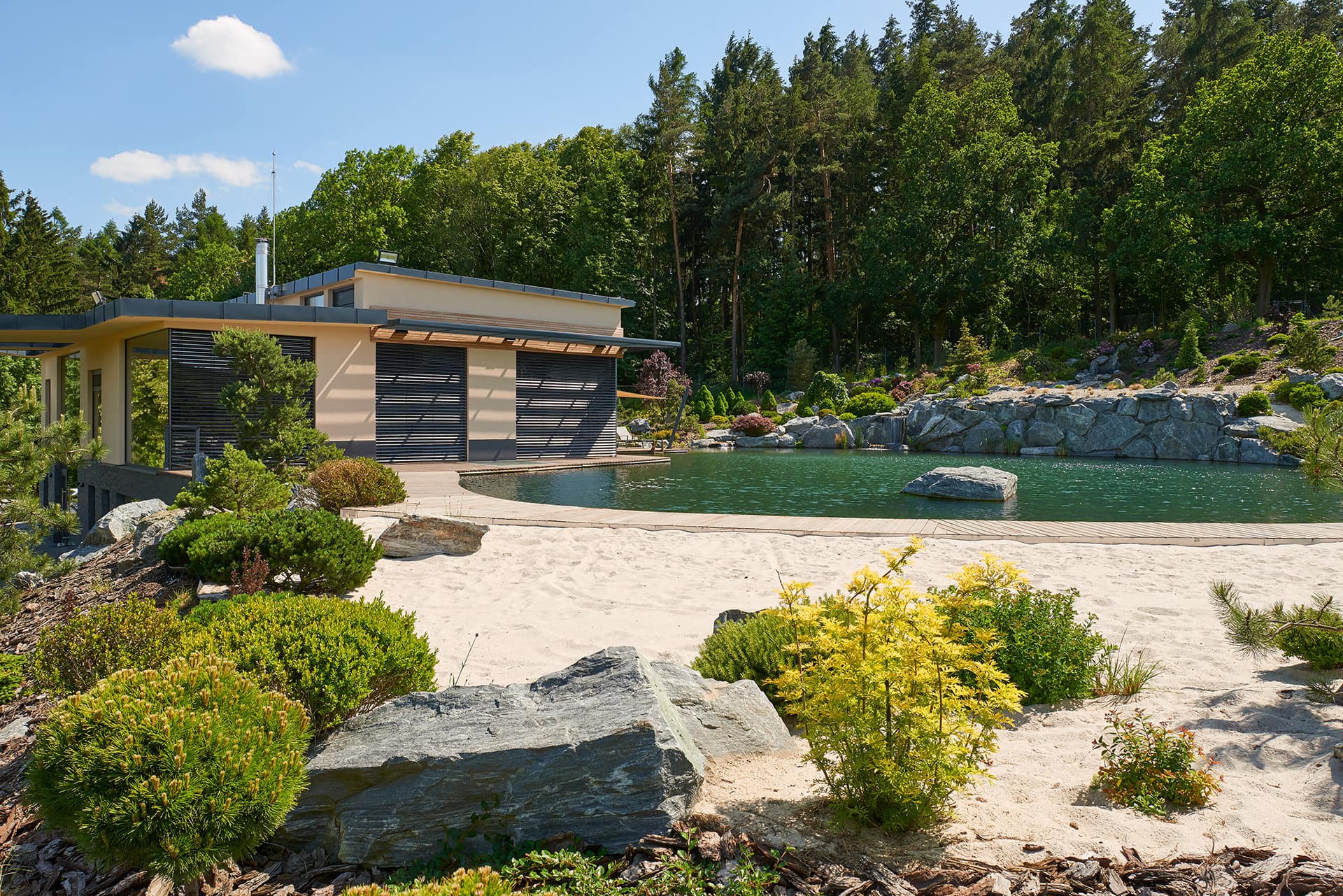 Lamellenstoren_Sonnenschutz_Wetterschutz_wisobau